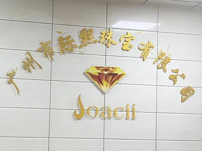 Израелски клиент преглежда мостри от медни бижута в завода в Гуанджоу